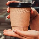 Бумажные стаканчики без пластика: новый стандарт для кофеен и фуд-кортов