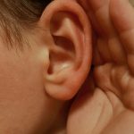 Чому виникає відчуття закладеності вух