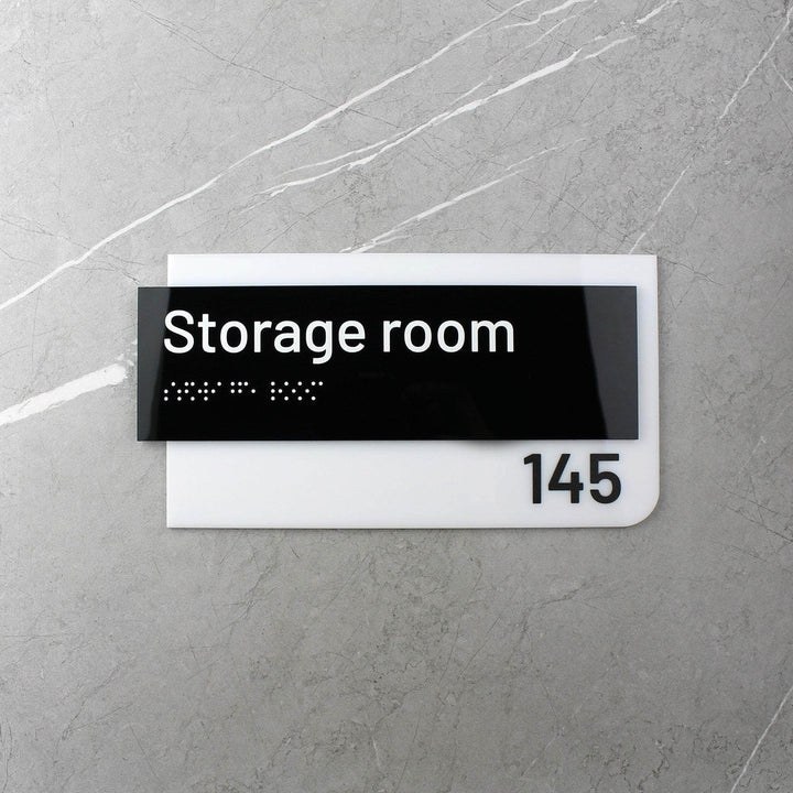 Табличка із чорним текстом і шрифтом Брайля