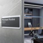 Офісна табличка із шрифтом Брайля на стіні