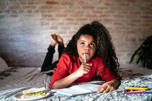 Як пишеться та що означає слово “впродовж”