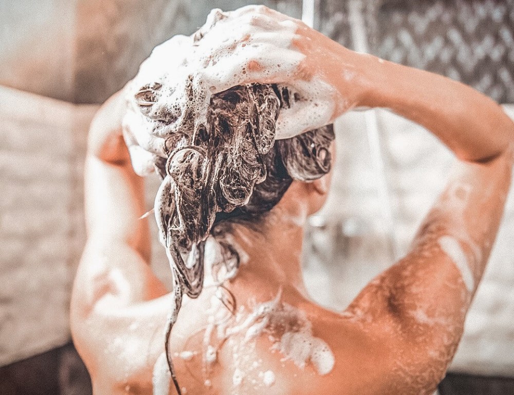 Як вибрати шампунь для жирного волосся – склад, особливості використання, поради