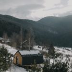 Порівняння переваг поселення в готелі та оренди будинку в Яремче