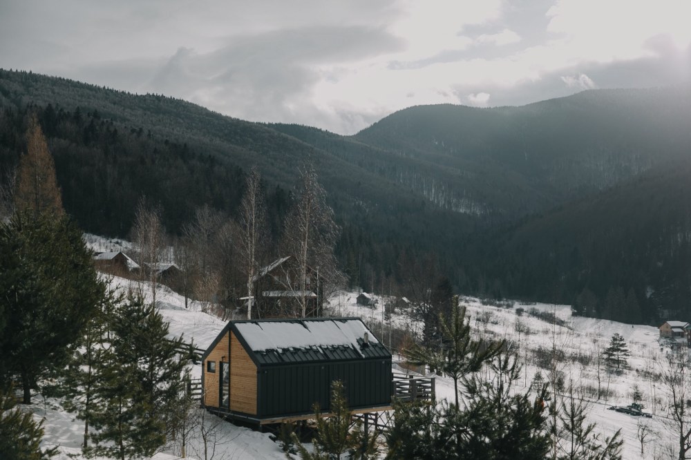 Порівняння переваг поселення в готелі та оренди будинку в Яремче