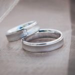 Ювелірні прикраси для заручин – які вироби обирають для важливого моменту