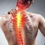 Біль у грудному відділі хребта: 5 причин, які часто пропускають