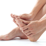 До чого свербить ступня або п’ятка за народними прикметами