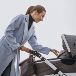 Коли дитину можна перекладати в прогулянкову коляску: поради батькам