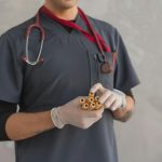 Як правильно обрати медичний одяг та взуття для професійної роботи