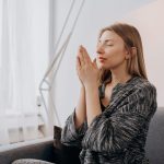 Чи можна читати молитви сидячи: церковні правила та традиції