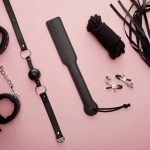 Погружение в мир BDSM: гайд по выбору масок и аксессуаров