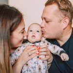 Що приносять на виписку з роддому: одяг, подарунки та традиції