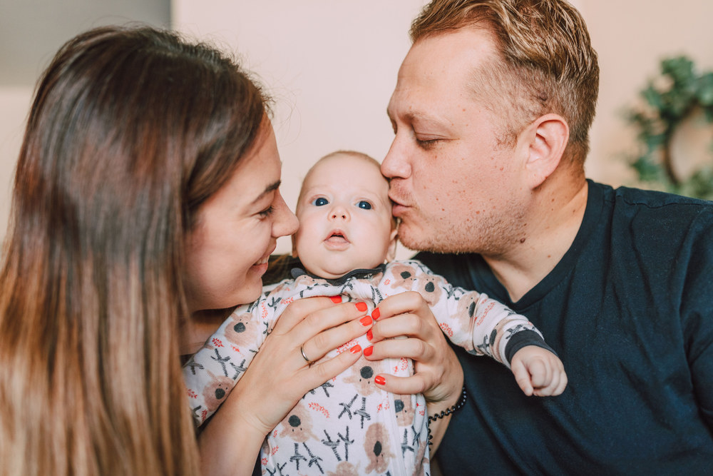 Що приносять на виписку з роддому: одяг, подарунки та традиції