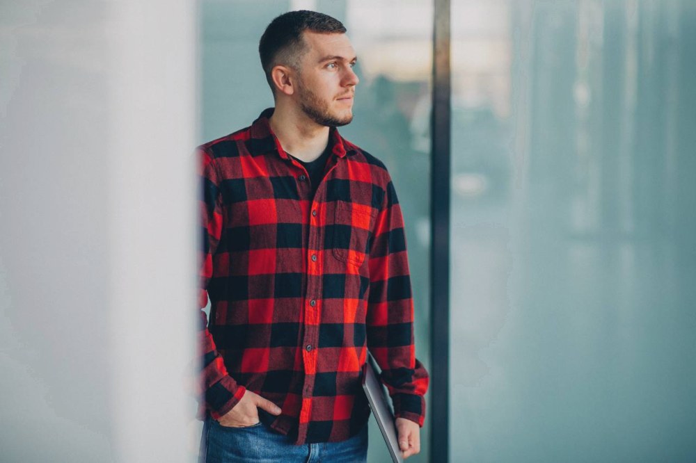 Чому клітинка залишається класикою у сорочкових тканинах і як її обрати