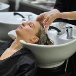 Практичная парикмахерская мойка: от планировки до ежедневного ухода